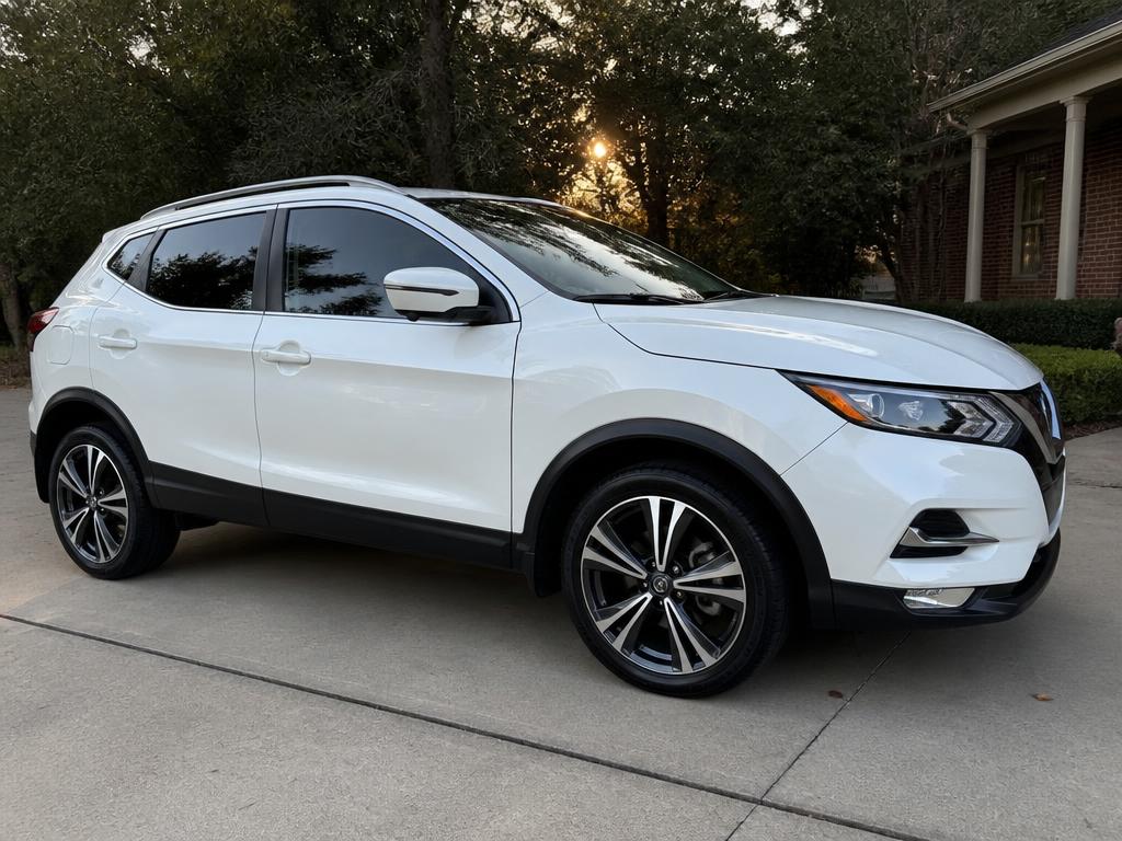 Freshly detailed white SUV, clean and dry with crisp paint reflections in a driveway